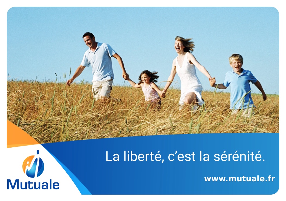 Conseillère Mutuale en agence avec un adhérent senior